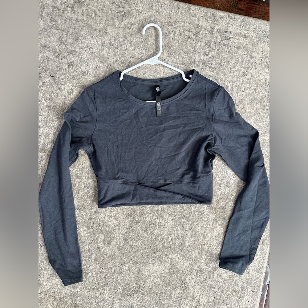 cropped long sleeve athletic shirt - Picture 3 of 4